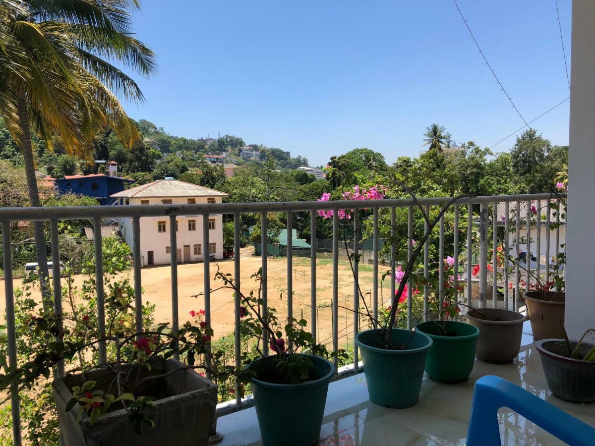 Old Town Hotel Kandy Esterno foto